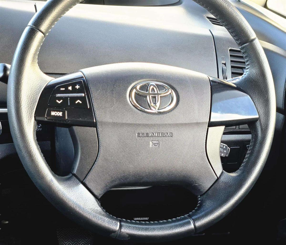 2015 Toyota Estima thumbnail