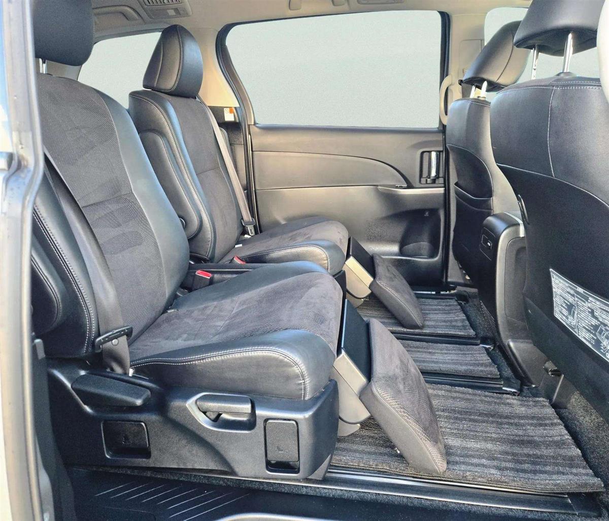 2015 Toyota Estima thumbnail