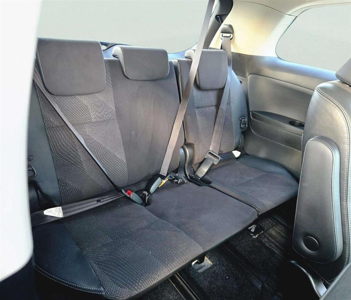 2015 Toyota Estima thumbnail