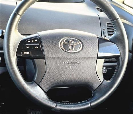 2015 Toyota Estima thumbnail