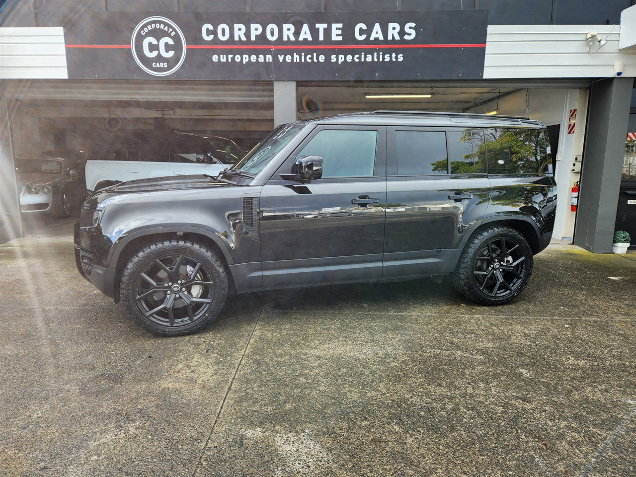 2023 Land Rover Defender thumbnail