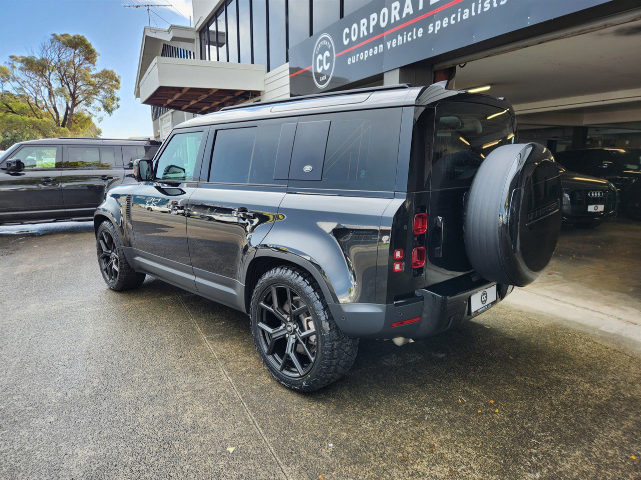 2023 Land Rover Defender thumbnail