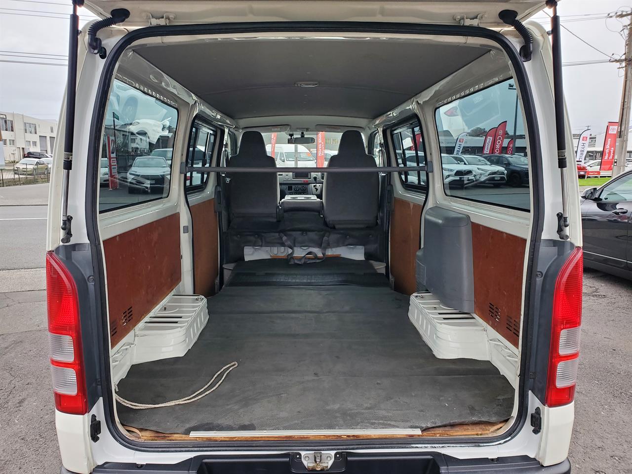 2006 Toyota Hiace thumbnail