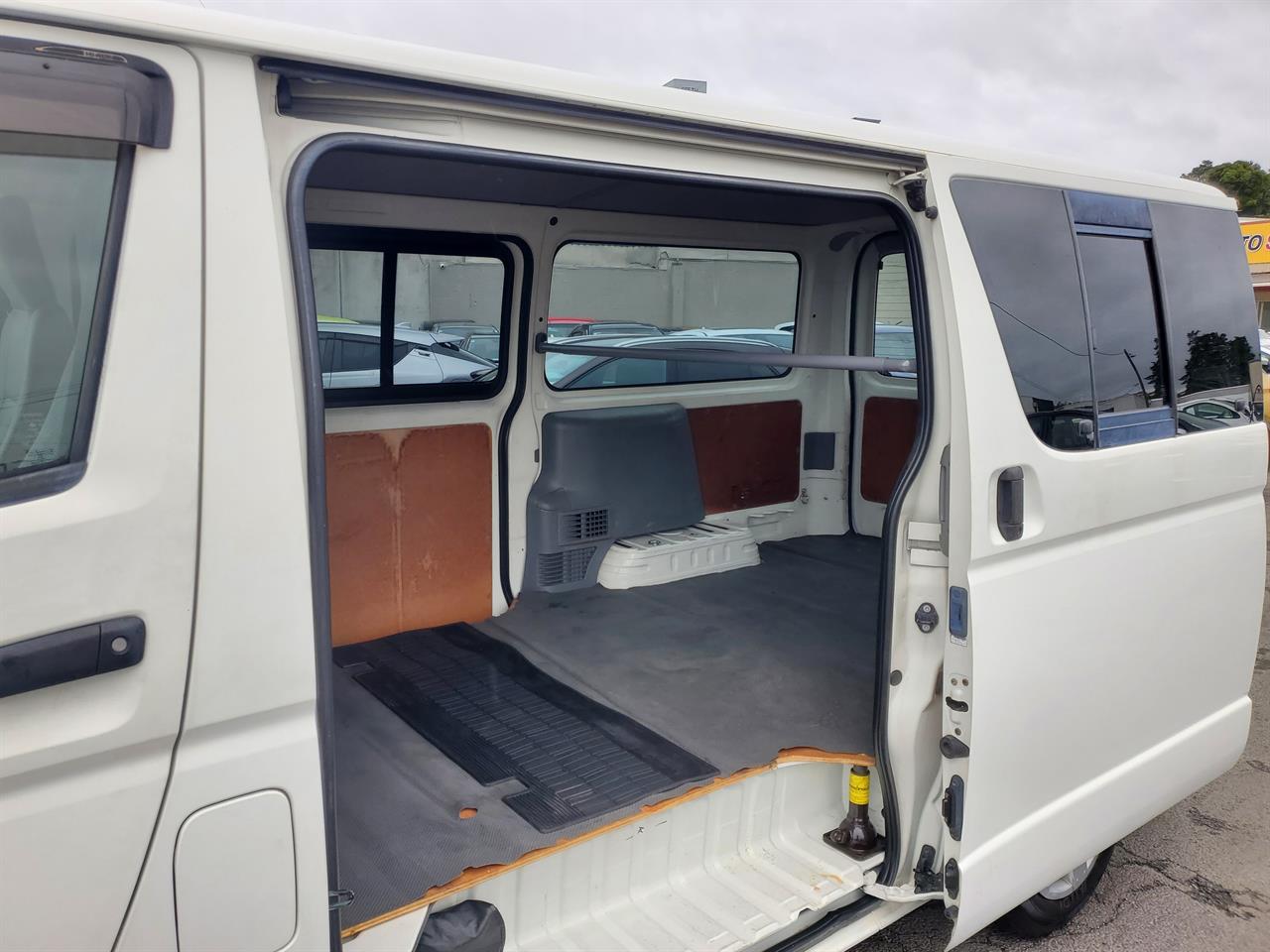 2006 Toyota Hiace thumbnail