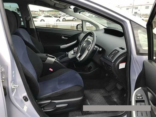 2013 Toyota Prius thumbnail