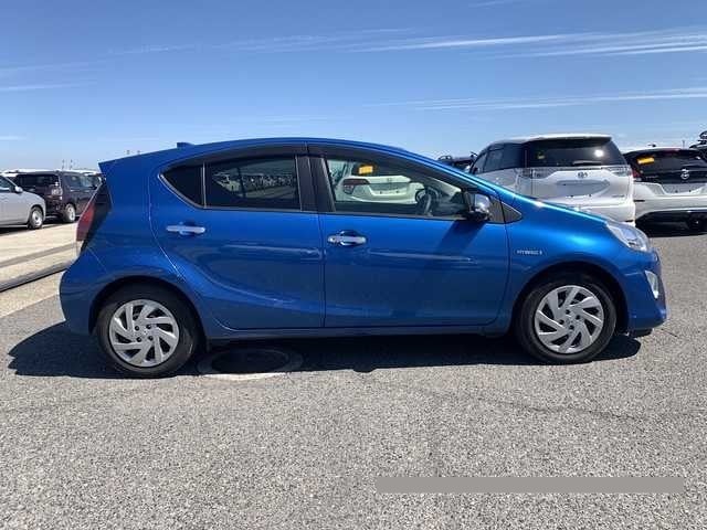 2015 Toyota Aqua thumbnail