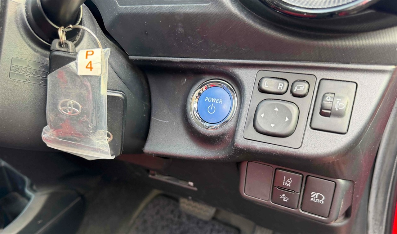 2017 Toyota Aqua thumbnail