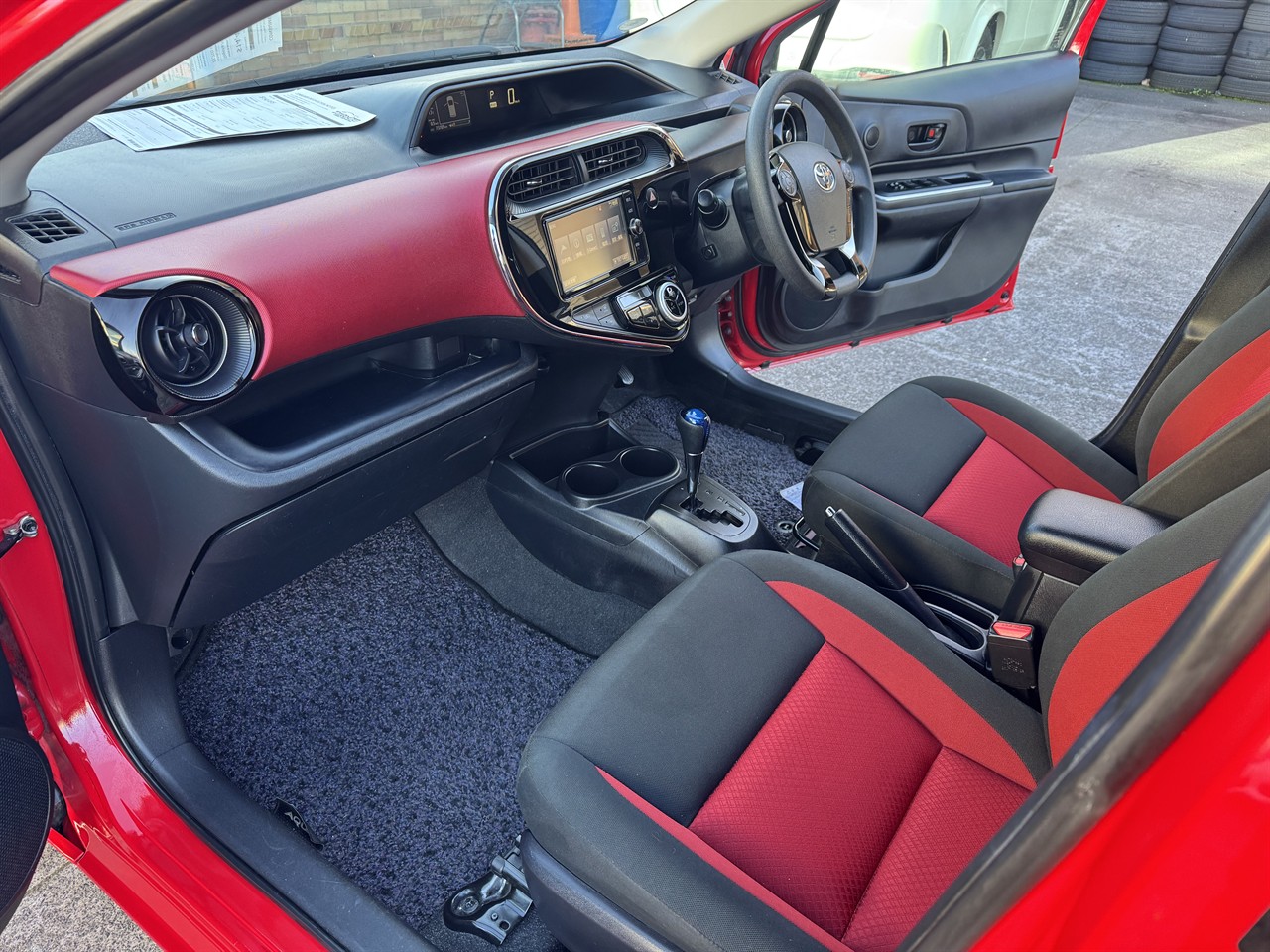 2017 Toyota Aqua thumbnail