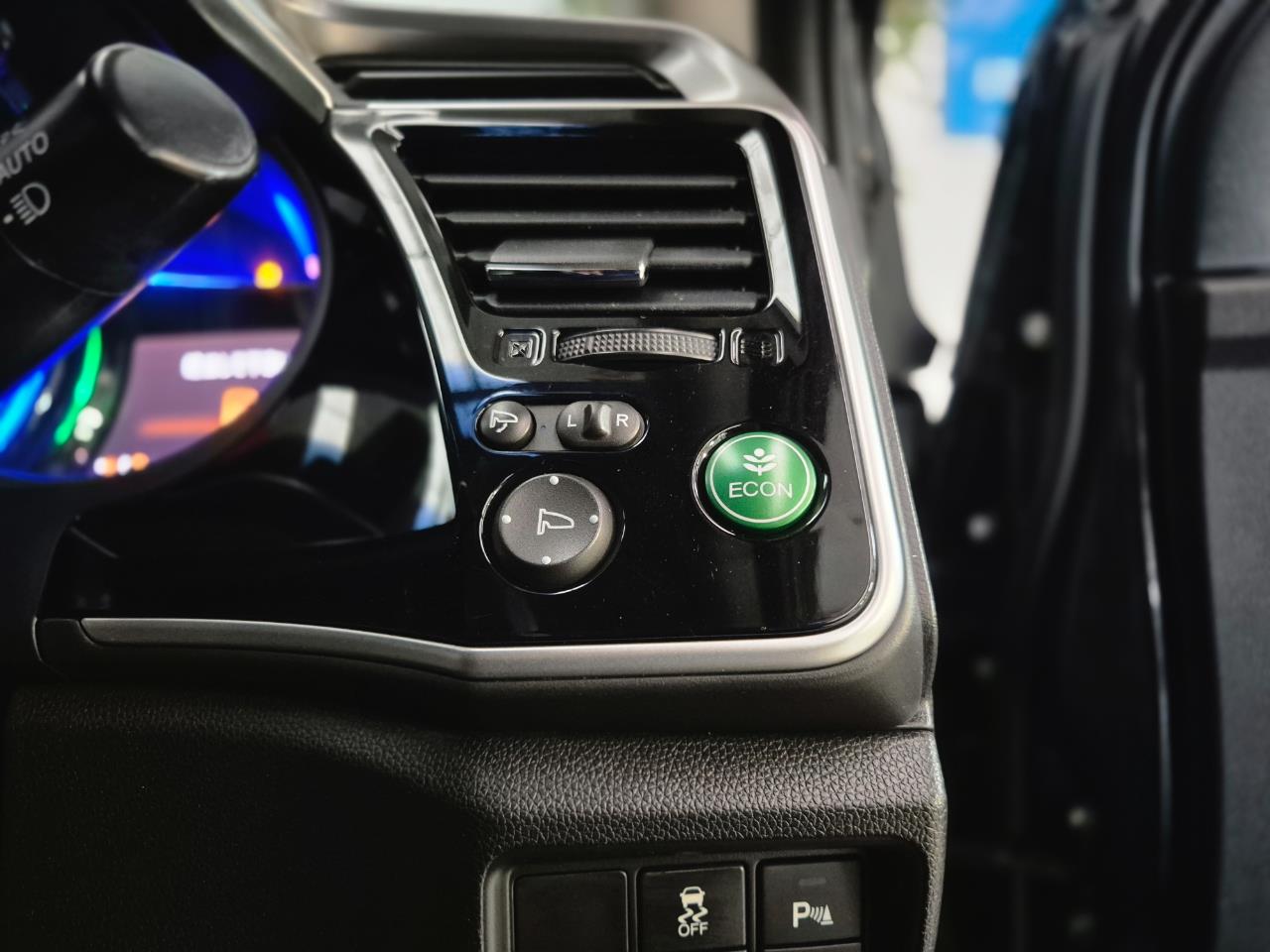 2016 Honda Grace thumbnail