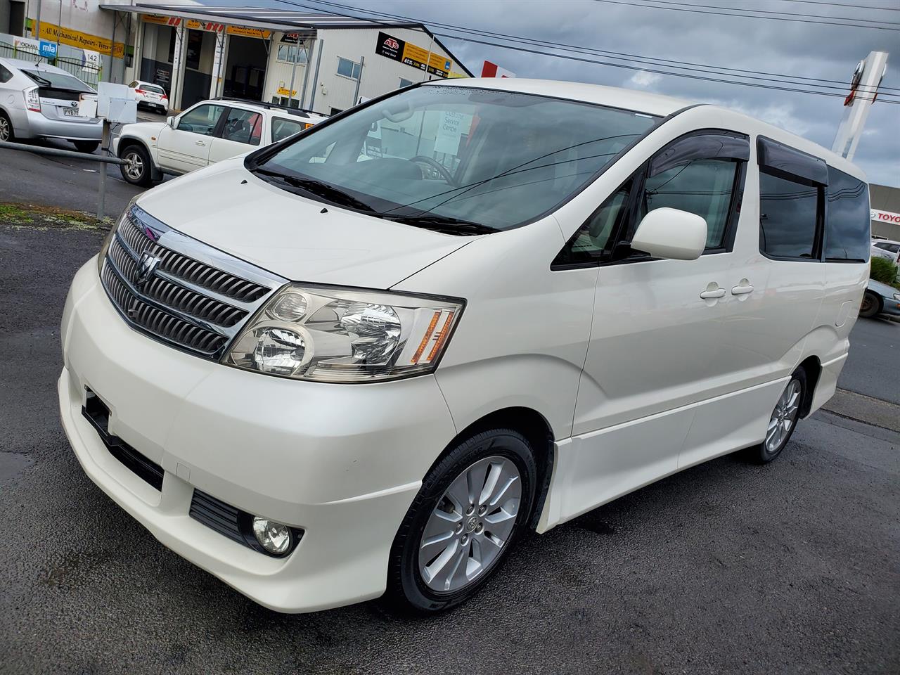 2003 Toyota Alphard thumbnail