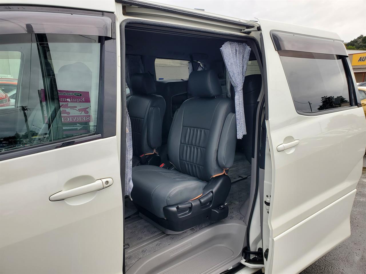 2003 Toyota Alphard thumbnail