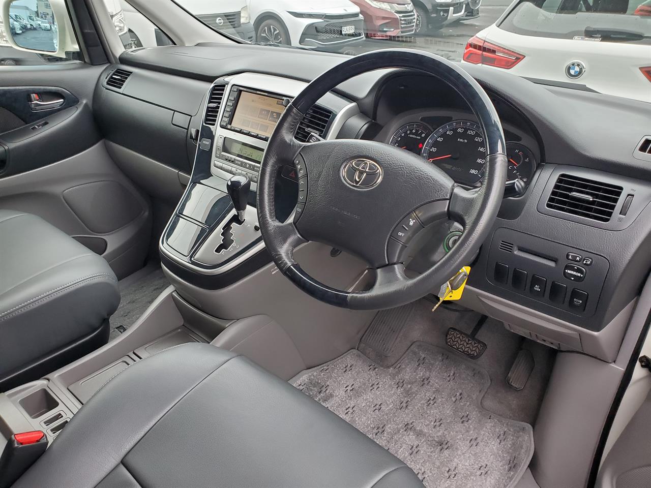 2003 Toyota Alphard thumbnail