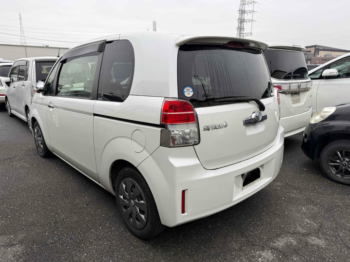 2014 Toyota Spade thumbnail