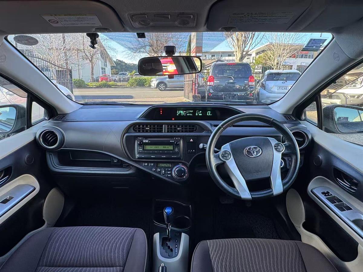 2013 Toyota Aqua thumbnail