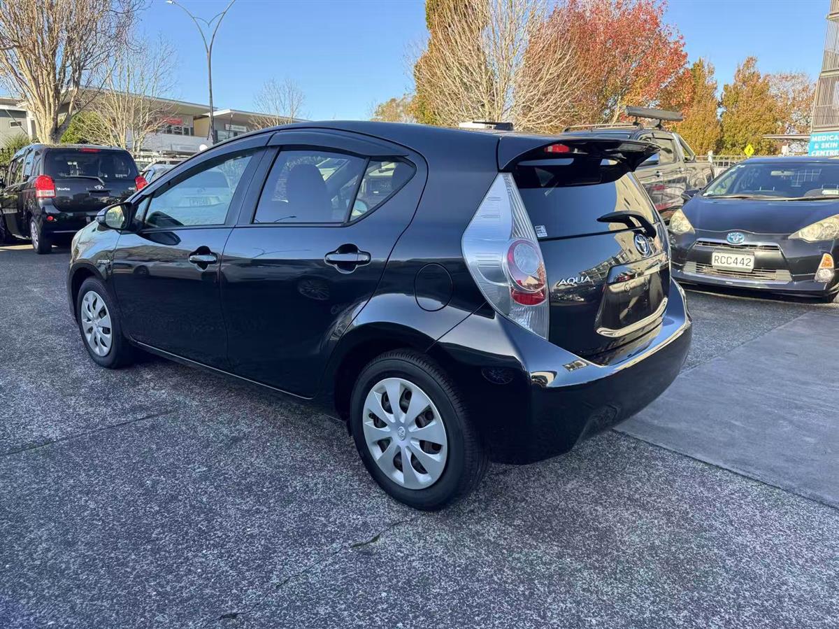 2013 Toyota Aqua thumbnail