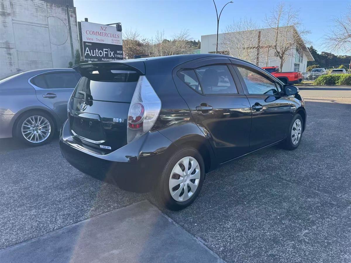 2013 Toyota Aqua thumbnail