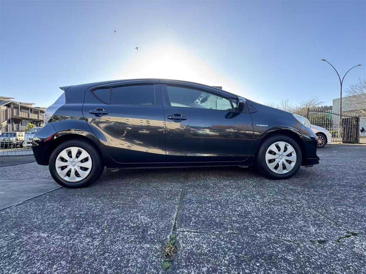 2013 Toyota Aqua thumbnail