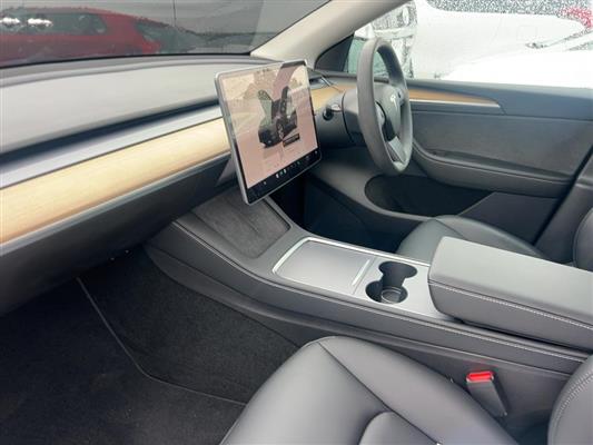 2022 Tesla Model thumbnail