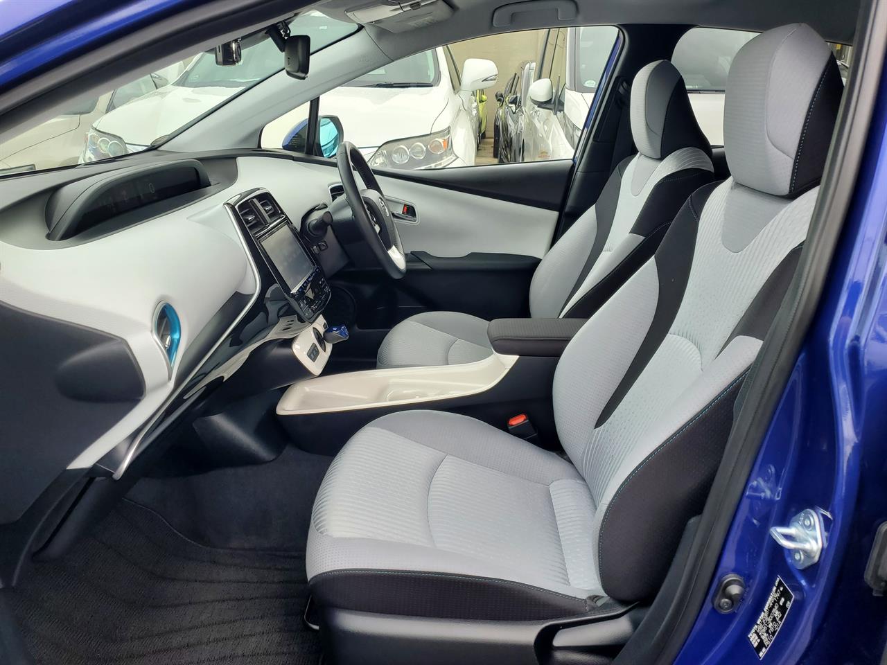 2016 Toyota Prius thumbnail