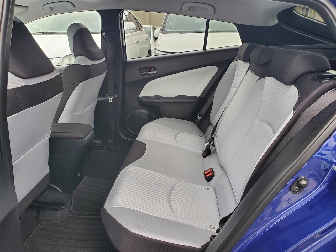 2016 Toyota Prius thumbnail