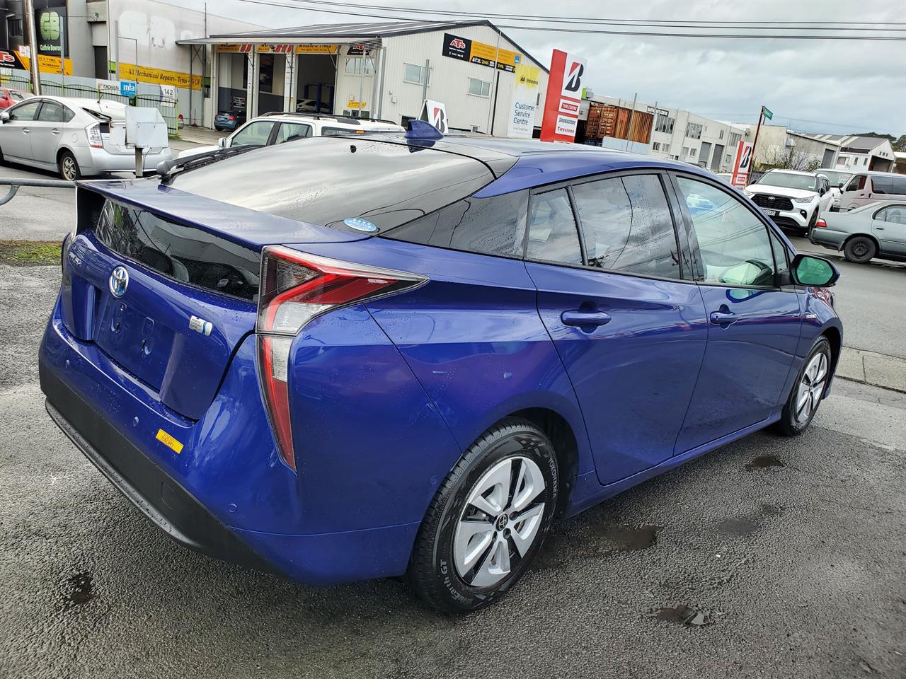 2016 Toyota Prius thumbnail