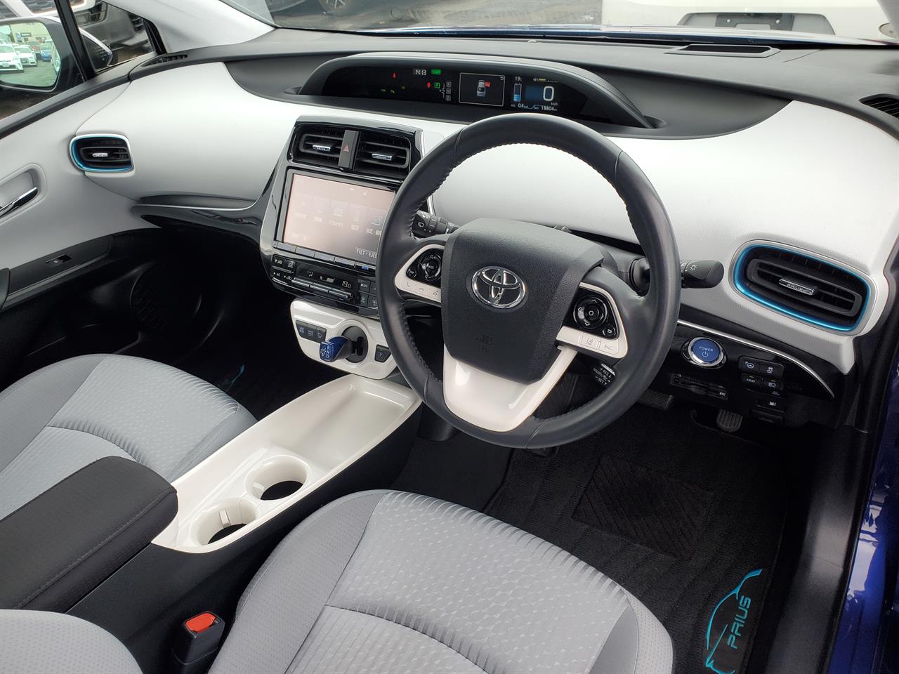 2016 Toyota Prius thumbnail