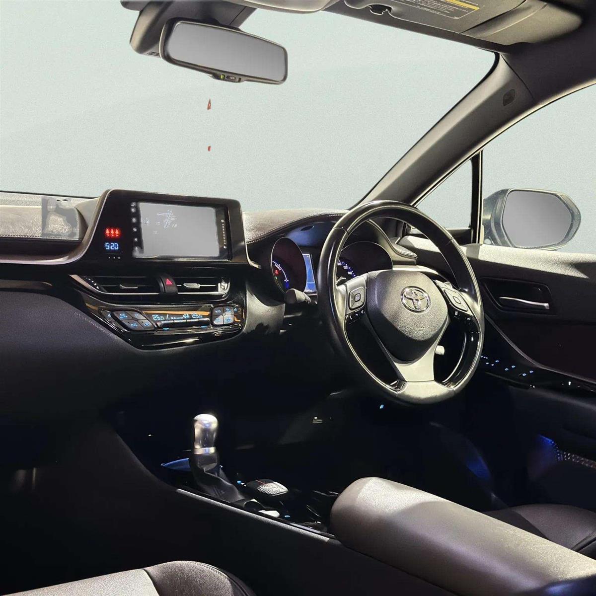 2017 Toyota C-HR thumbnail
