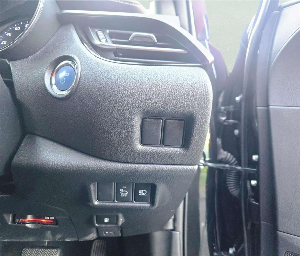 2017 Toyota C-HR thumbnail