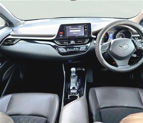 2017 Toyota C-HR thumbnail