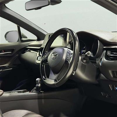 2017 Toyota C-HR thumbnail