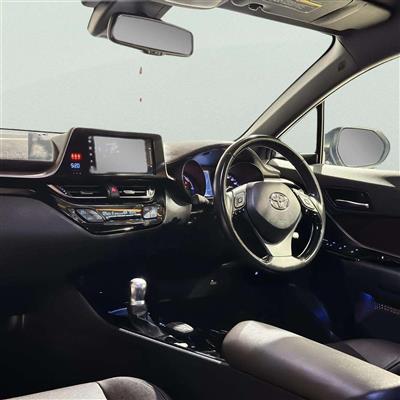2017 Toyota C-HR thumbnail