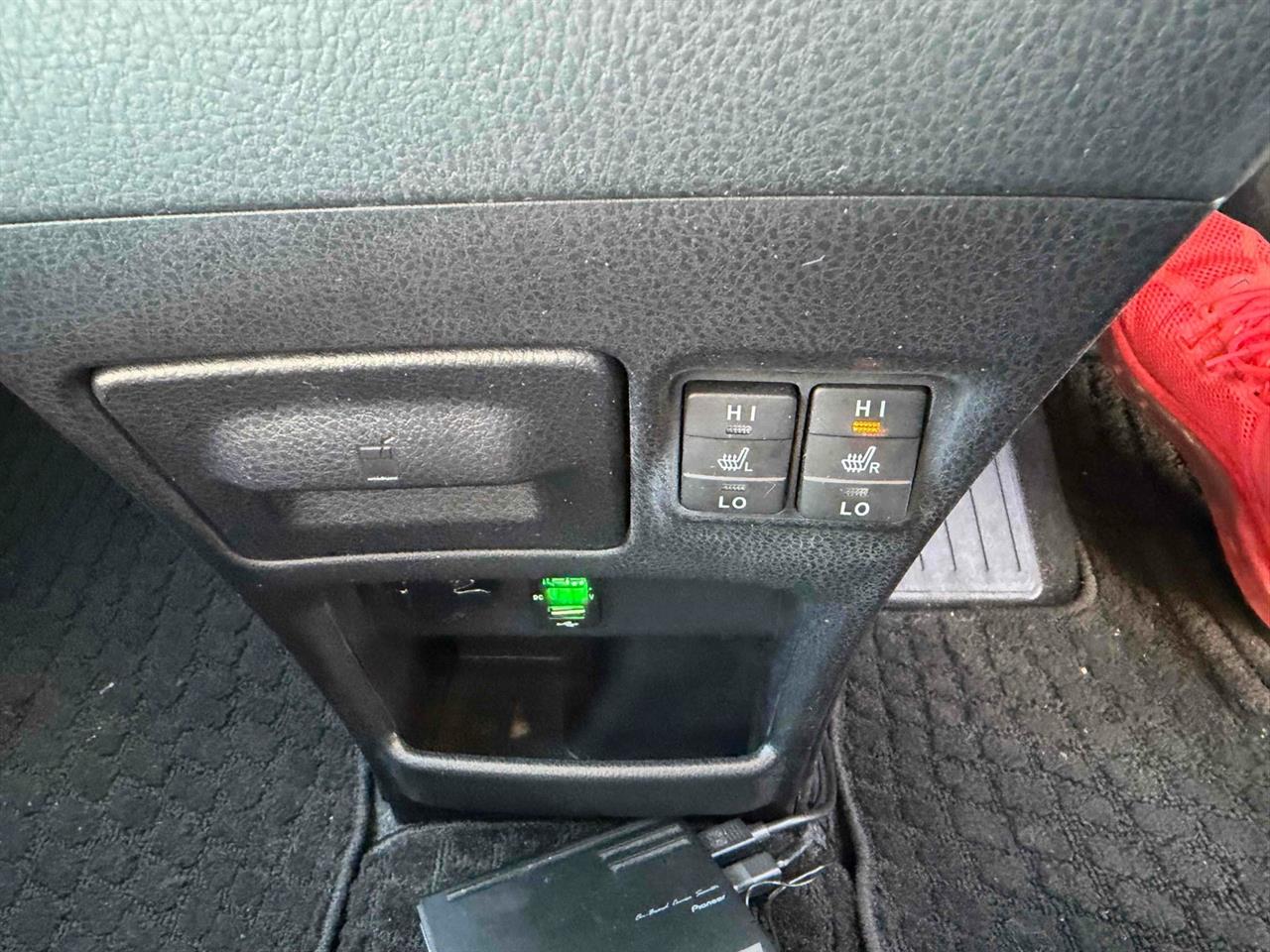 2015 Toyota Noah thumbnail