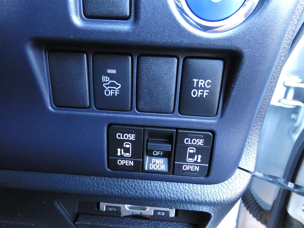 2015 Toyota Noah thumbnail