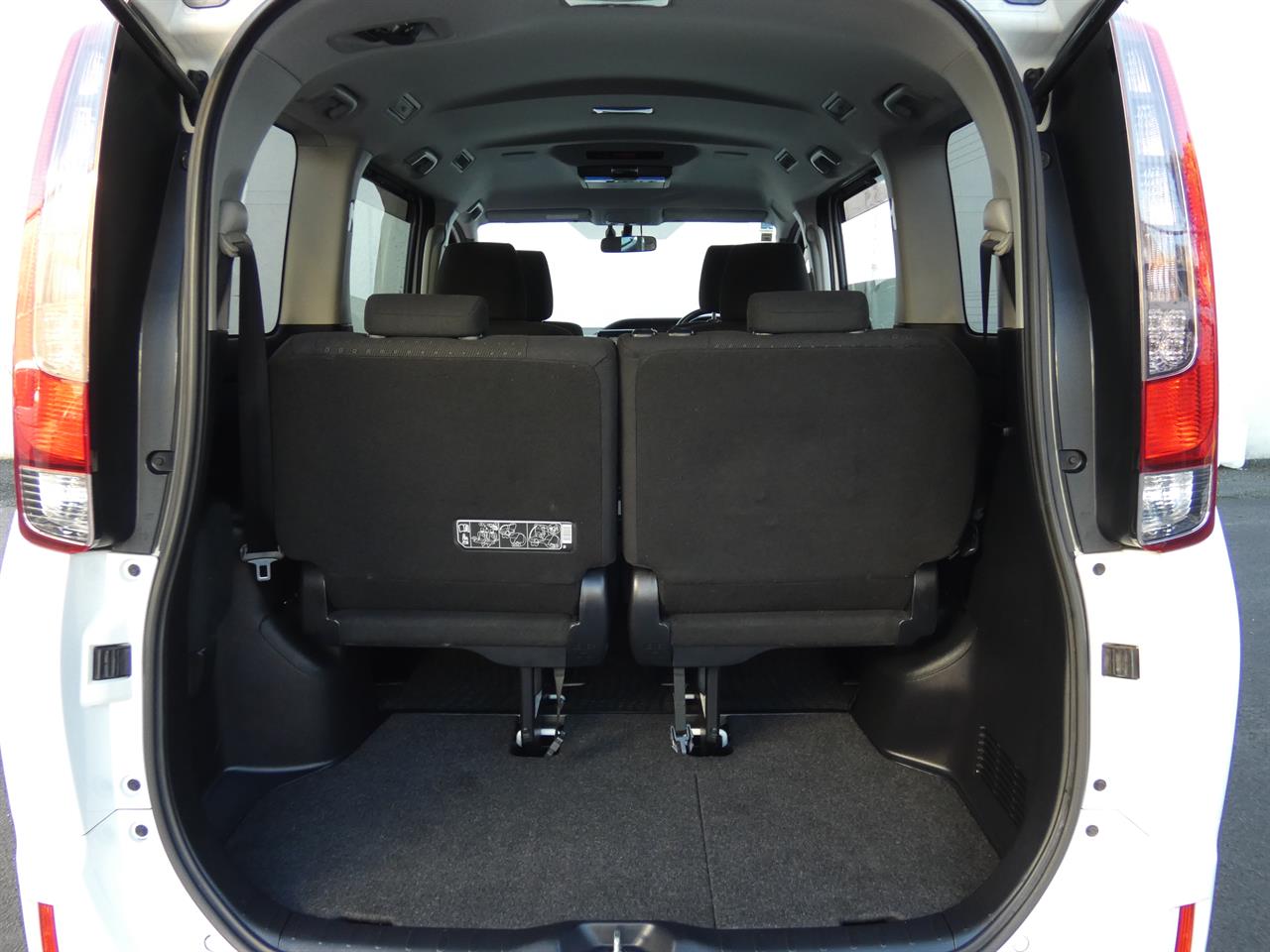 2015 Toyota Noah thumbnail