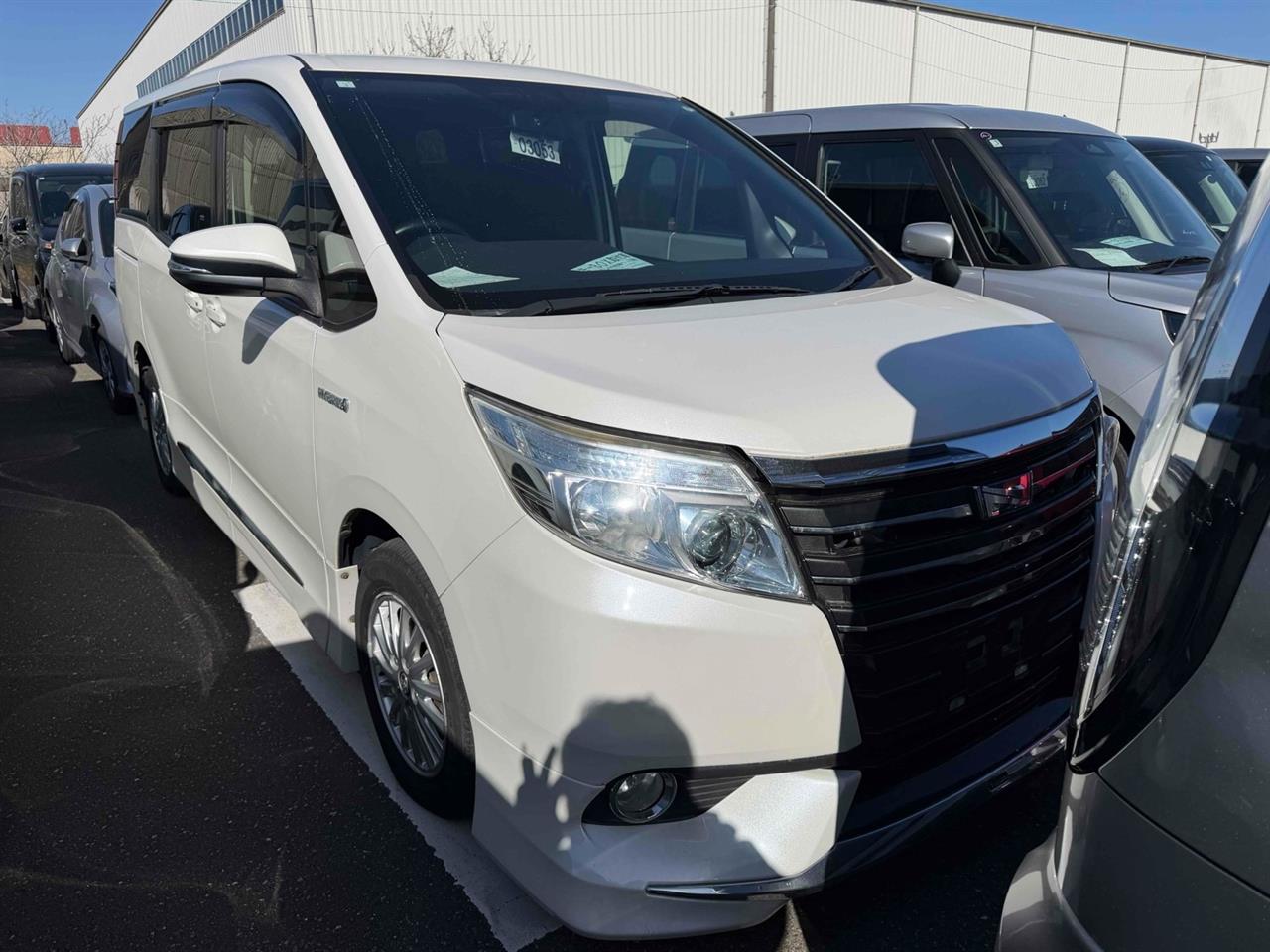 2015 Toyota Noah thumbnail