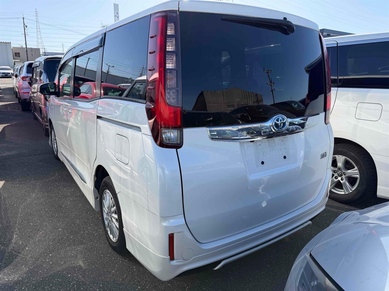 2015 Toyota Noah thumbnail
