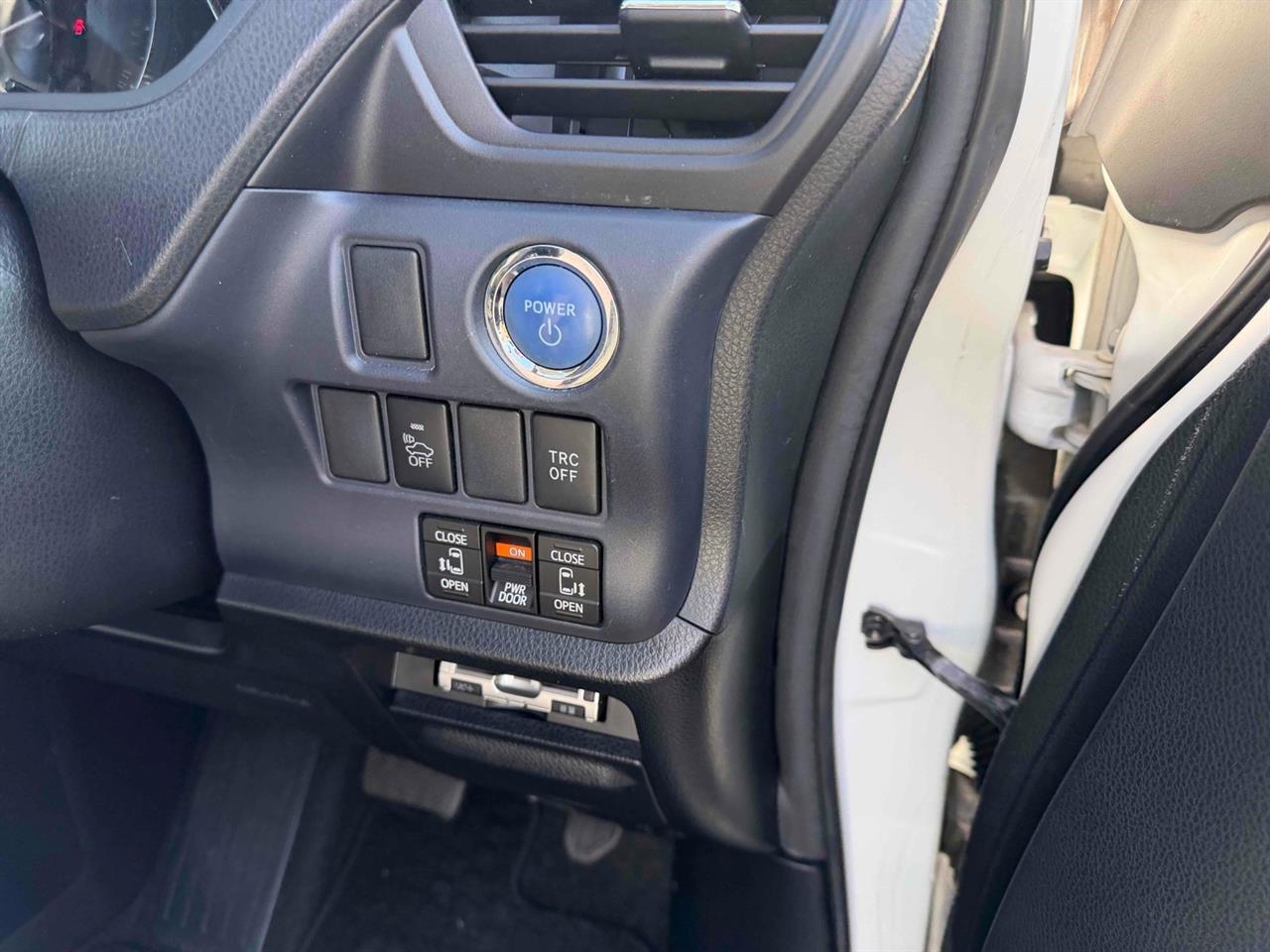 2015 Toyota Noah thumbnail