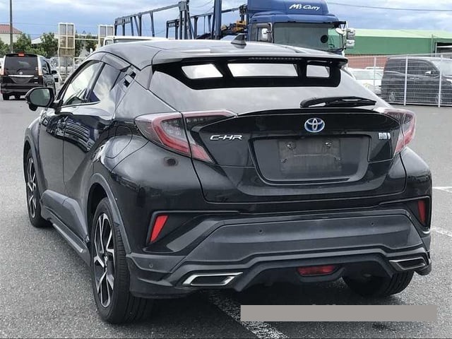 2017 Toyota C-HR thumbnail