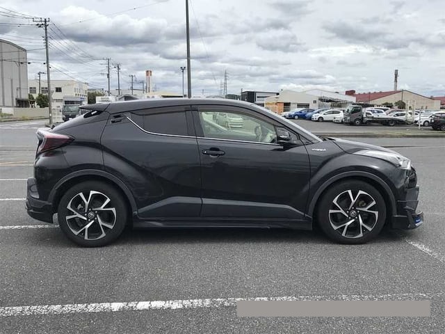 2017 Toyota C-HR thumbnail