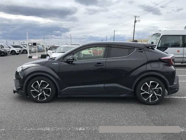 2017 Toyota C-HR thumbnail