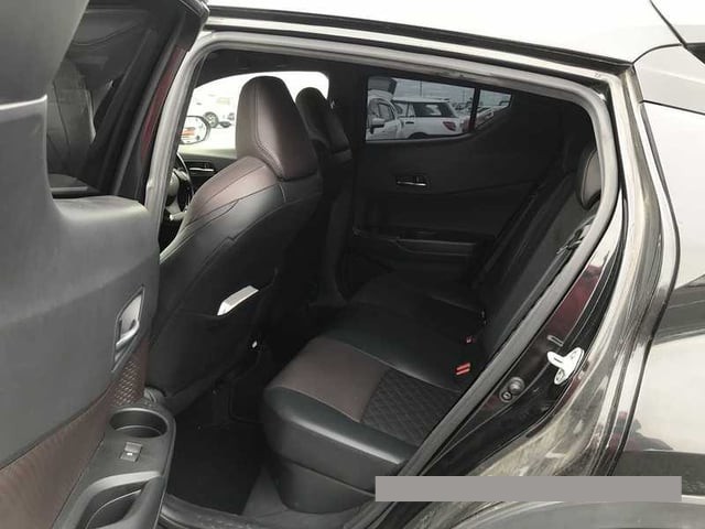 2017 Toyota C-HR thumbnail