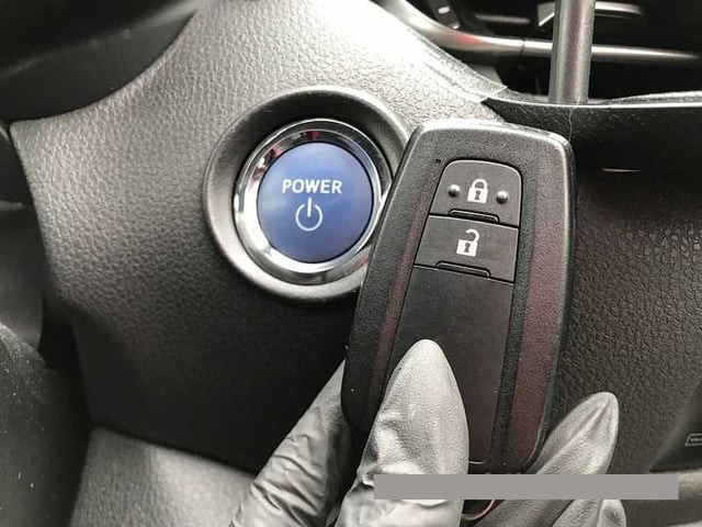 2017 Toyota C-HR thumbnail