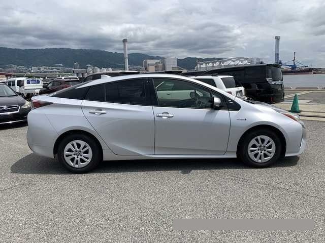 2017 Toyota Prius thumbnail