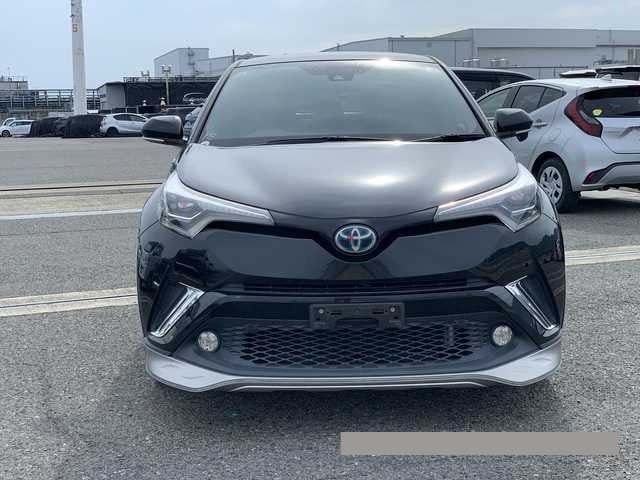 2017 Toyota C-HR thumbnail