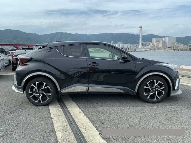 2017 Toyota C-HR thumbnail