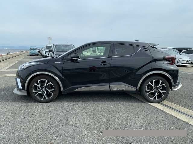 2017 Toyota C-HR thumbnail