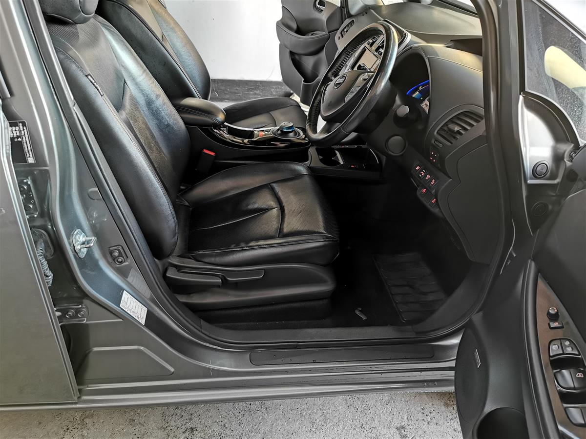 2017 Nissan Leaf thumbnail