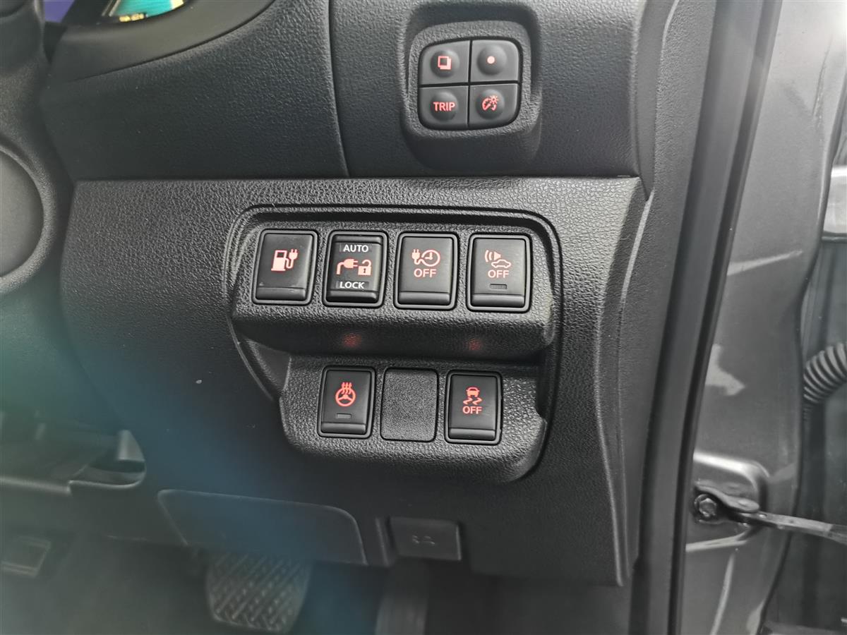 2017 Nissan Leaf thumbnail