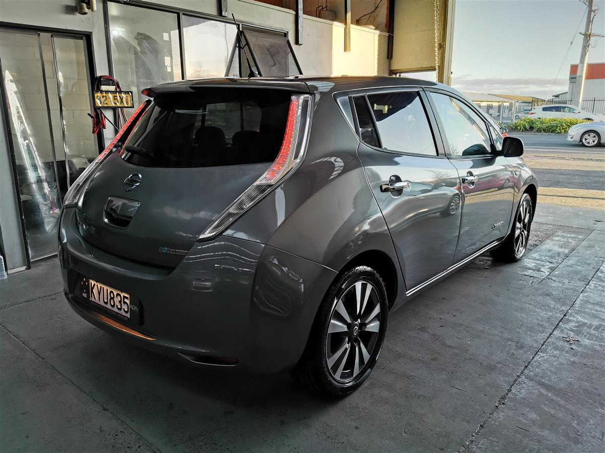 2017 Nissan Leaf thumbnail