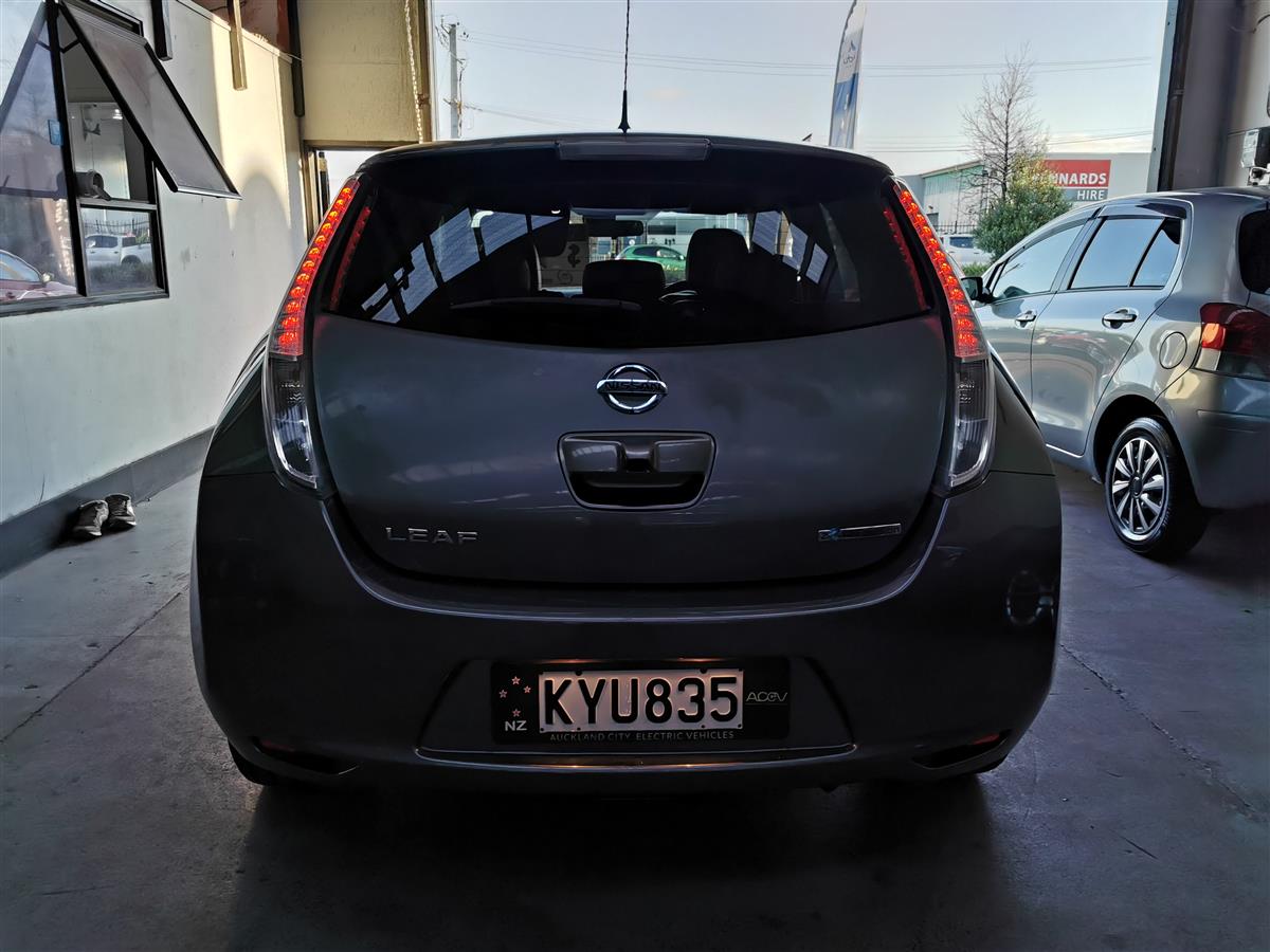 2017 Nissan Leaf thumbnail